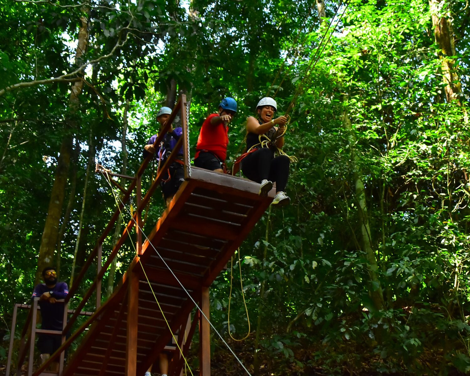 Guest free-falling on the Tarzan Swing at Vista Los Sueños